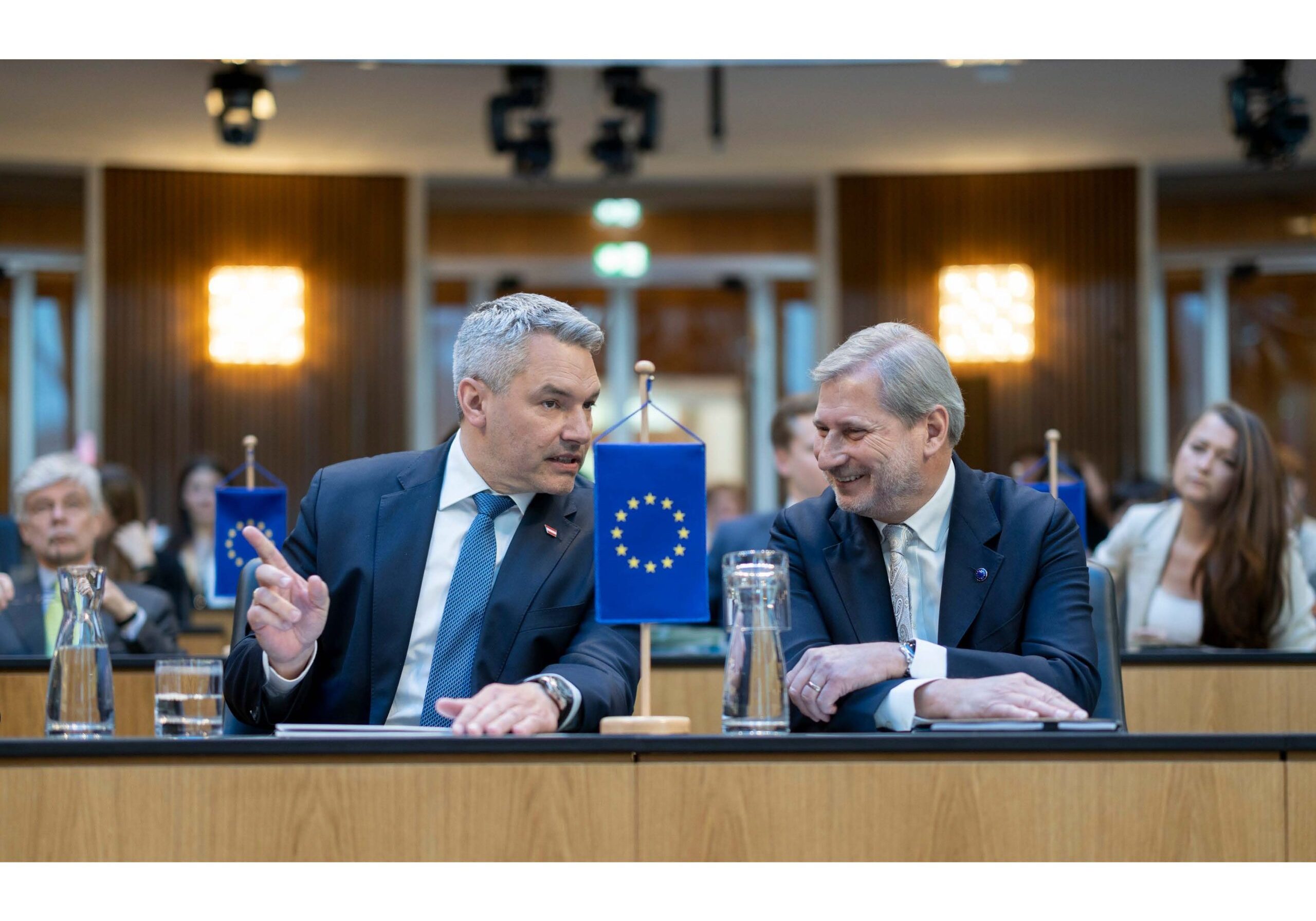 Bundeskanzler Karl Nehammer stoppt die Forderungen von Finanz-Kommissar Johannes Hahn nach mehr Mitteln für das Budget der Europäischen Union. Die Kommission soll die bestehenden Fonds ausschöpfen und Mittel umschichten, sagt Nehammer. Im Bild: Nehammer und Hahn beim Europatag 2023 im Parlament in Wien. Foto: Bka/Andy Wenzel