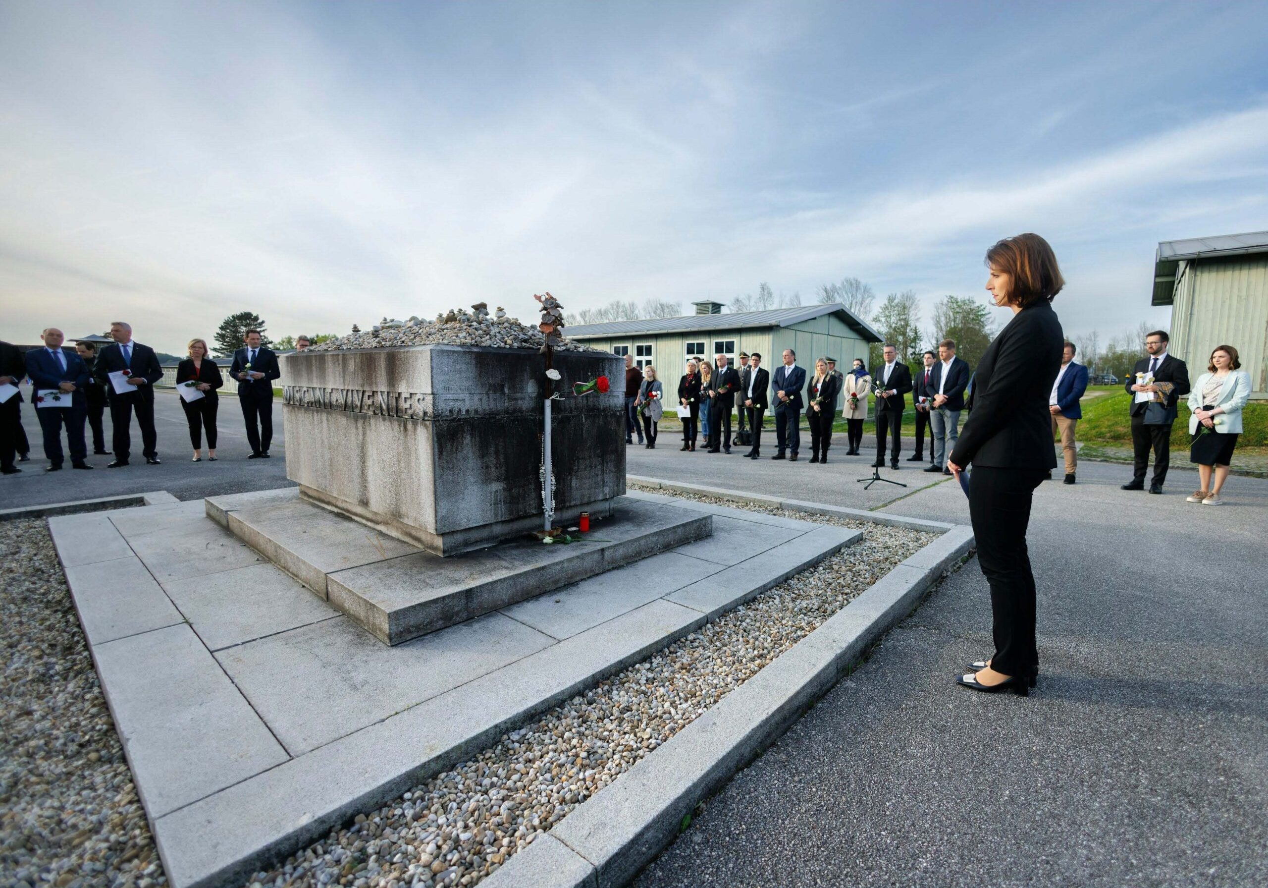 Gedenken an die Opfer des Nationalsozialismus am Tag der Befreiung des Lagers: Bundeskanzler Karl Nehammer und Verfassungsministerin Karoline Edtstadler mit weiteren Regierungsmitgliedern an der Gedenkstätte des KZ Mauthausen. Foto: Bka/Andy Wenzel