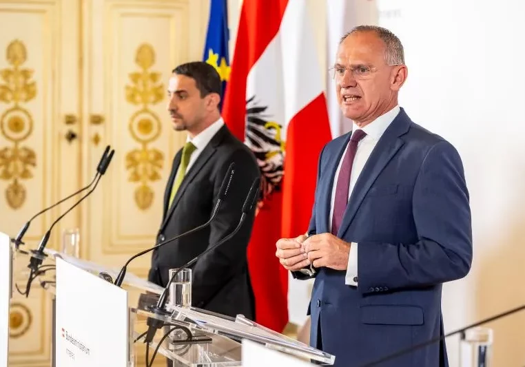 DSN-Direktor Omar Haijawi-Pirchner, Innenminister Gerhard Karner und Staatssekretär Jörg Leichtfried präsentierten den Verfassungsschutzbericht 2024: Der Extremismus nimtm in allen Formen zu: islamistisch, rechts- und linksradikal. Foto (Archiv): BMI / Gerd Pachauer