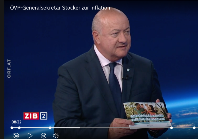 "Karl Nehammer wird Bundeskanzler bleiben", sagte ÖVP-Abgeordneter und Generalsekretär Christian Stocker am Donnerstag abends im ZiB2-Interview mit Martin Thür (ORF). Und Stocker präsentierte die aktuelle Info-Broschüre, die auf 40 Seiten die Maßnahmen und Hilfen zur Bewältigung der Krisen darstellt. Foto: Screenshot ORF