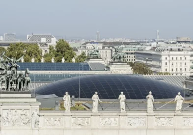 Die Renovierung des Parlaments ist gelungen, bereits 250.000 Personen besuchten das Hohe Haus am Ring in Wien im heurigen Jahr. Nun wird es ab 31. Juli für eine Woche geschlossen, um Sanierungen vorzunehmen, auch an den durch die von Krähen abgeworfenen Steine beschädigten Paneelen über dem Plenarsaal. Foto: Hertha Hurnaus.