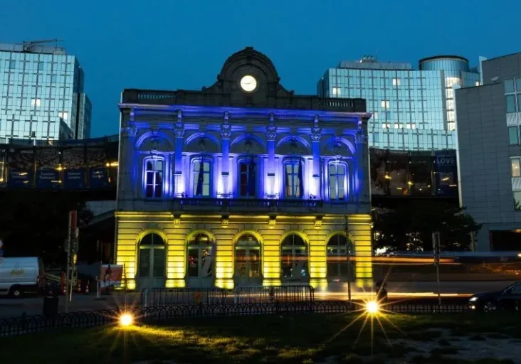 Europa ist solidarisch mit der Ukraine: Zum Unabhängigkeitstag wurden in Brüssel (Bild) das Parlamentsgebäude und in Wien das Heldentor in den Nationalfarben der Ukraine beleuchtet. Foto: EP