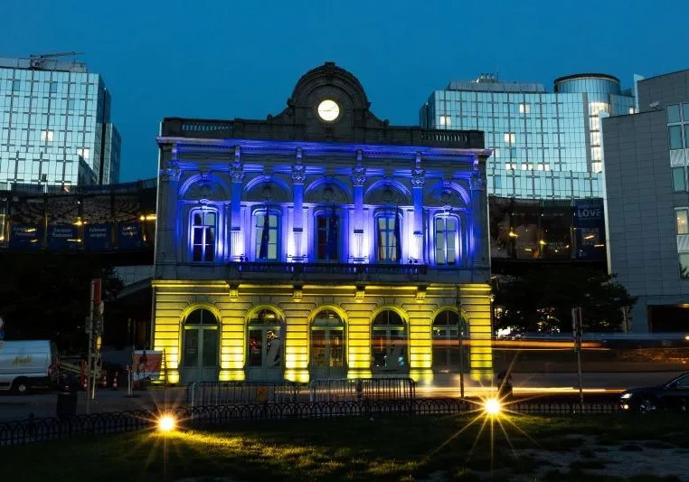 Europa ist solidarisch mit der Ukraine: Zum Unabhängigkeitstag wurden in Brüssel (Bild) das Parlamentsgebäude und in Wien das Heldentor in den Nationalfarben der Ukraine beleuchtet. Foto: EP