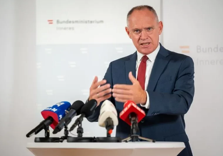 Hat die Grenzkontrollen zu Ungarn und Slowenien um weitere sechs Monate verlängert. Innenminister Gerhard Karner. Foto: BMI/Makowecz