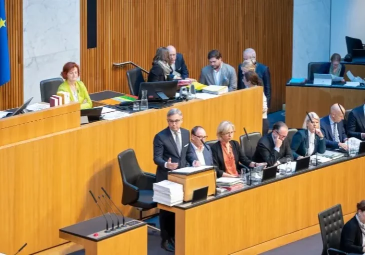 Die Untertützung von Arbeitnehmern und Unternehmen in der Corona-Pandemie durch die COFAG war rechtlich in Ordnung und wirtschaftlich positiv gewirkt: Finanzminister Magnus Brunner beantwortete ein dringliche Anfrage der SPÖ mit Daten und Fakten zu COFAG (Bild: Brunner bei der Budgetrede; Foto: Martin Spilhacek)