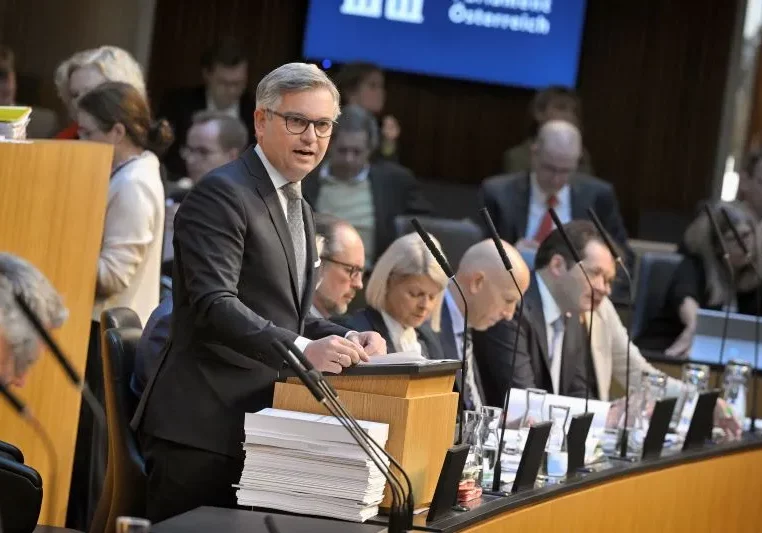 Finanzminister Magnus Brunner bekräftigt die Linie: Das Bundesbudget muss wieder in Balance gebracht werden (im Bild bei der Budgetrede am 12. Oktober 2023. Foto: Johannes Zinner