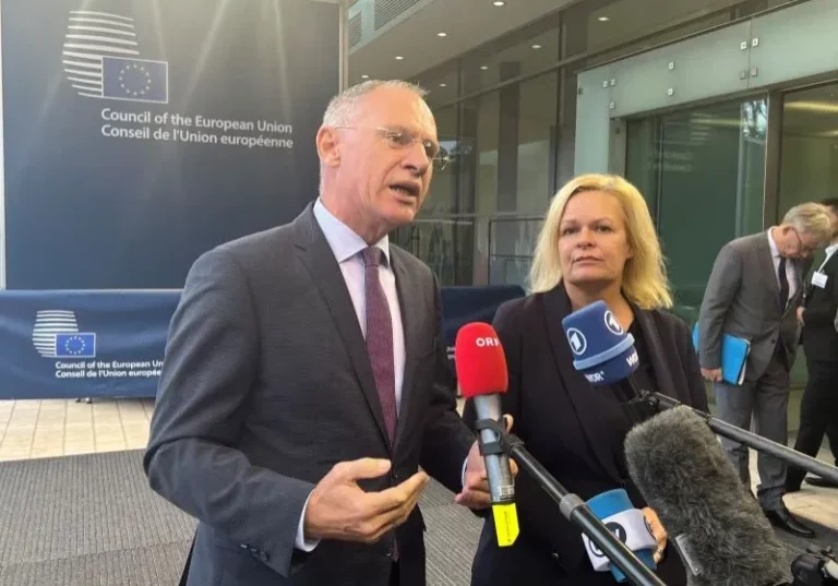 Zuwanderung und Asylanträge erreichen einen Höchststand, berichten die OECD und die Innenminister der EU: Innenminister Gerhard Karner mit der deutschen Innenministerin Nancy Faeser nach ihrem Arbeitsgespräch vorige Woche in Luxemburg. Bild: BMI/Reiser