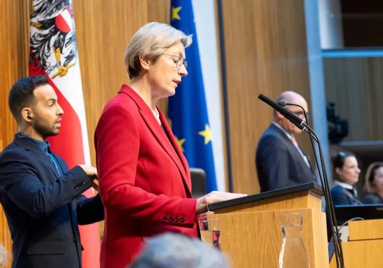 Die Justizsprecherin der ÖVP, Michaela Steinacker, würdigt den verstorbenen, langjährigen Sektionsleister im Justizministerium, Christian Pilnacek, als Architekten der neuen Strafprozessordnung (Bild: Abg. Steinacker verliest am 19. Oktober im Nationalrat die Gelöbnisformel für die Angelung neuer Abgeordneter; Foto: Anna Rauchenberger)