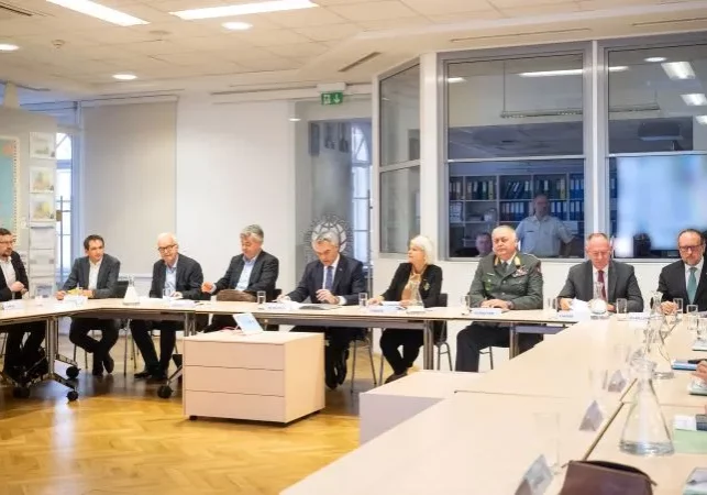 Krisenkabinett unter Vorsitz von Bundeskanzler Karl Nehammer am Freitag im Verteidigungsministerium in Wien: Informationen bündeln, Vorkehrungen gegen Terror verstärken. Foto: HBF