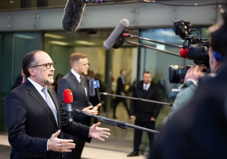 Wie Bundeskanzler Karl Nehammer betonte auch Außenminister Alexander Schallenberg das Recht Israels auf Selbstverteidigung innerhalb des humanitären Völkerrechts. Mit der äußerst dramatischen Lage in Nahost nach dem Angriff der Hamas auf Israel und dessen Gegenschläge befassen sich nach den Außenministerin diese Woche noch die Staats- und Regierungschef der EU. Tags zuvor reist Nehammer nach Israel. Foto: BMEIA