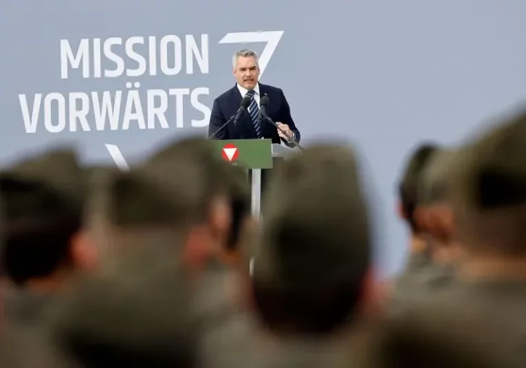 Haltung zu zeigen ist angesichts der internationalen Lage ein Gebot der Stunde, sagte Bundeskanzler Karl Nehammer am Nationalfeiertag vor Rekruten in Wien. "Mission vorwärts" ist ein Zehnjahres-Programm auch der Nachrüstung des Bundesheeres. Foto: Bka / Dragan Tatic