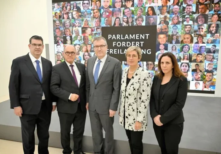 Eine Verschärfung des NS-Verbotsgesetzes beschloss diese Woche der Verfassungsausschuss des Nationalrates, gab dessen Vorsitzende, ÖVP-Abgeordnete Michaela Steinacker (2.v.re.) bekannt. Zum Bild: Solidaritätsaktion der Parlamentarier am 23. November, die von der Hamas fordern, die israelischen Geiseln frei zu lassen. Foto: Johannes Zinner
