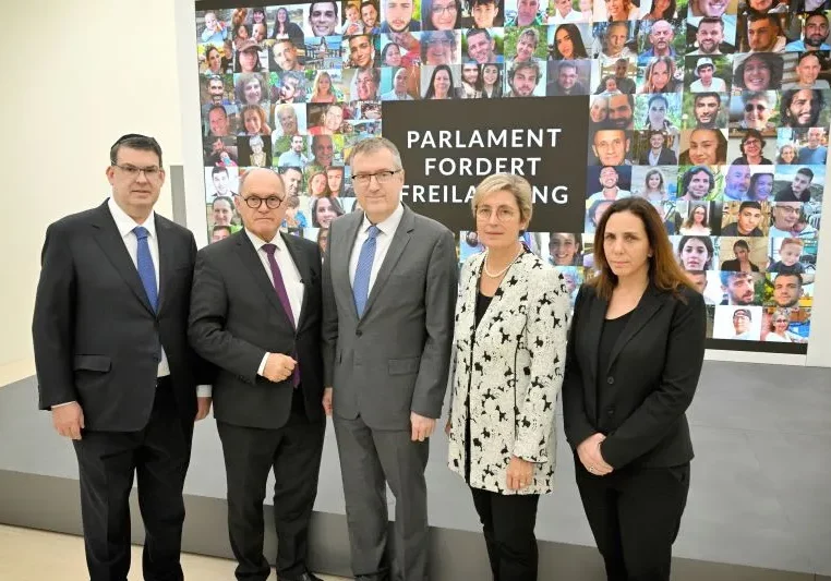 Eine Verschärfung des NS-Verbotsgesetzes beschloss diese Woche der Verfassungsausschuss des Nationalrates, gab dessen Vorsitzende, ÖVP-Abgeordnete Michaela Steinacker (2.v.re.) bekannt. Zum Bild: Solidaritätsaktion der Parlamentarier am 23. November, die von der Hamas fordern, die israelischen Geiseln frei zu lassen. Foto: Johannes Zinner
