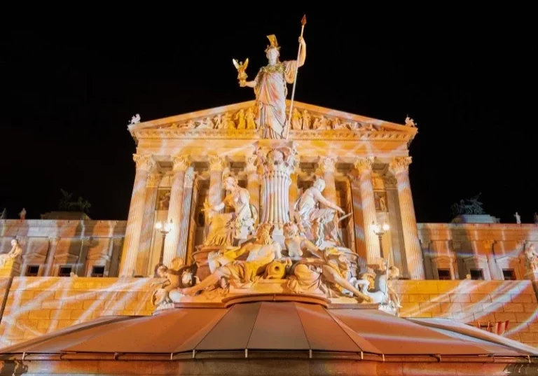 Das Parlament wird für "Orange The World" in oranger Farbe angestrahlt. Das Werk stammt von der österreichischen Künstlerin Victoria Coeln. Foto: PK