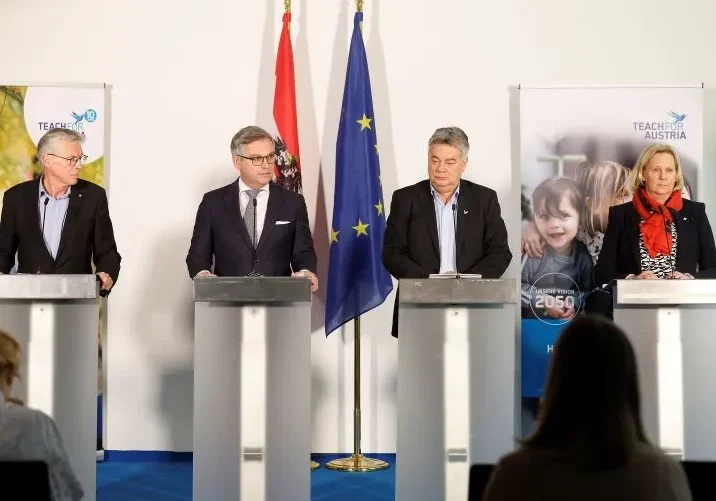 Die Spenden sind ab 2024 umfangreicher von der Steuer absetzbar, kündigten Finanzminister Magnus Brunner und Vizekanzler Werner Kogler an. Bild: Gemeinsames Pressegespräch mit Walter Embacher und Birgit Witzany von der Organisation "Teach for Austria". Foto: BMF