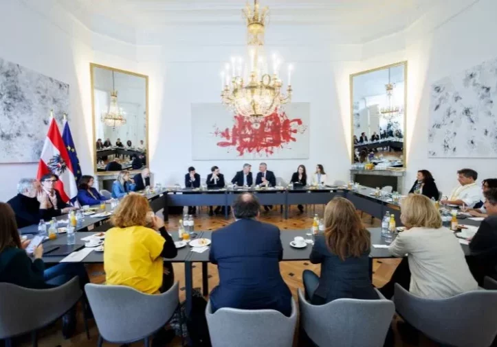 Mieten und Strompreise bleiben gedeckelt. Die einzelnen Entlastungen erläuterten Bundeskanzler Karl Nehammer und Vizekanzler Werner Kogler am Dienstag, dann die Klubobleute August Wäginger und Siegrid Maurer am Mittwoch vor dem dreitägigen Dezember-Plenum des Nationalrats. Foto: Bka/Andy Wenzel