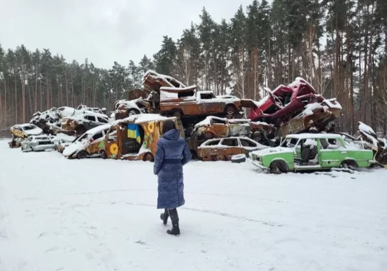 Krieg in der Ukraine und seine Folgen: Die Wracks von beschossenen und dann ausgebrannten Autos von Zivilisten stapeln sich an einem Waldrand bei Irpin. Foto: Kugler