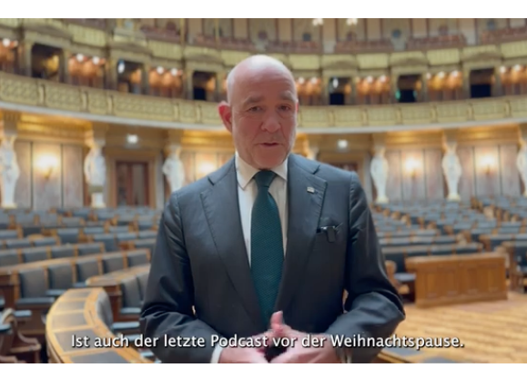 Das ist der Wunsch von ÖVP-Abg. Martin Engelberg für das politische Jahr 2024: "Mehr Vernunft und Sachlich für unser ganzes Staatswesen." Foto: Screenshot Martin Engelberg #116: Politics & Psychoanalyse