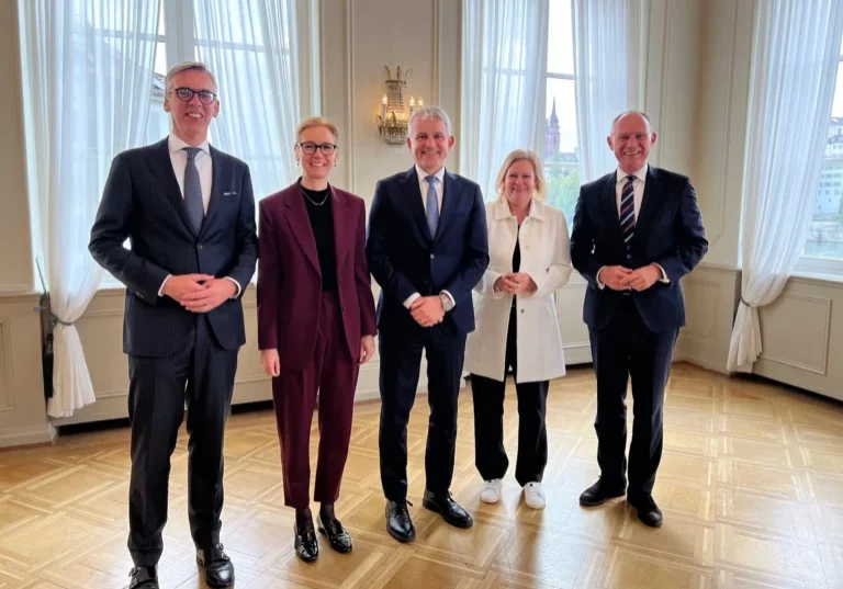 Treffen sich regelmäßig, diesmal in der Schweiz. Die deutschsprachigen Innenminister v.l.n.r. Leon Gloden (Lux), Sabine Monauni (Lie), Beat Jans (CH), Nancy Faeser (D), Gerhard Karner. Bild: BMI/Reiser