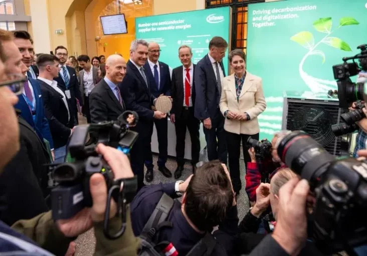 Österreich ist ein Top-Standort für Unternehmen. Rund 400 Teilnehmerinnen und Teilnehmer kamen zu InvestInAustria, dem Standortkongress der Bundesregierung. Im Bild Wirtschaftsminister Martin Kocher und Bundeskanzler Karl Nehammer am Info-Stand von Infineon mit Österreich-Chefin Sabine Herlitschka. Foto: BMAW/Holey