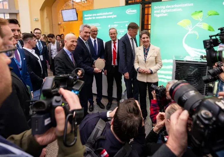 Österreich ist ein Top-Standort für Unternehmen. Rund 400 Teilnehmerinnen und Teilnehmer kamen zu InvestInAustria, dem Standortkongress der Bundesregierung. Im Bild Wirtschaftsminister Martin Kocher und Bundeskanzler Karl Nehammer am Info-Stand von Infineon mit Österreich-Chefin Sabine Herlitschka. Foto: BMAW/Holey