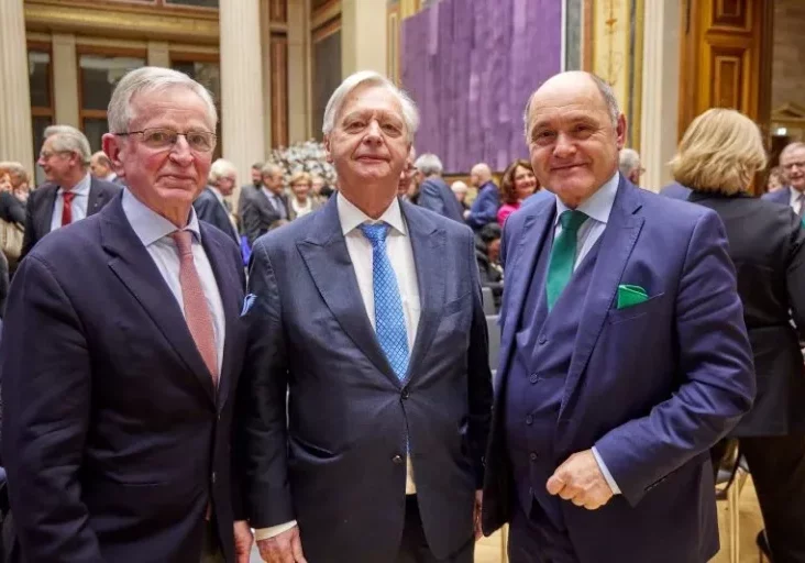 Das Parlament ist das Herz der Demokratie: "Ein Leben für den Parlamentarismus" ist der Titel der Festschrift für Prof. Dr. Werner Zögernitz (m.), zu deren Präsentation Präsident Wolfgang Sobotka (r.) in das Parlament geladen. In seiner Festrede forderte der frühere Vizekanzler Wilhelm Molterer (l.), Österreich möge sich verstärkt den Themen der Welt widmen, etwa der demografischen Entwicklung. Alle Fotos: Thomas Topf.