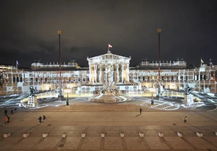 Martin Engelberg spricht zum Thema Holocaust: Zum Holocaust-Gedenktag setzt das Parlament jährlich künstlerische Akzente: Im Vorjahr (Bild) ein Lichtkunstwerk an der Außenseite, heuer ist es eine Kunstinstallation an der Decke der Säulenhalle. Foto: Zinner