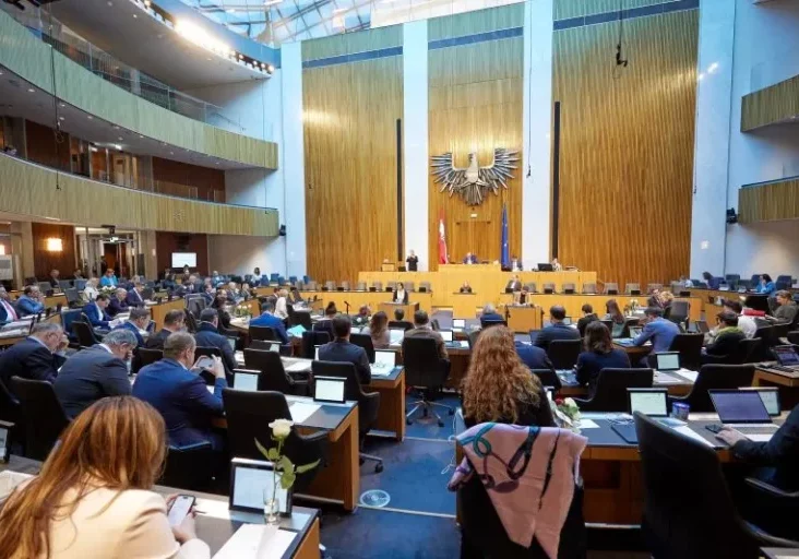 Der Frauenanteil im Nationalrat liegt über EU-Durchschnitt. Bild: Februar-Plenum des Nationalrats, ÖVP-Abg. Kira Grünberg spricht zur Persönlichen Assistenz für Menschen mit Behinderung. Foto: Thomas Topf