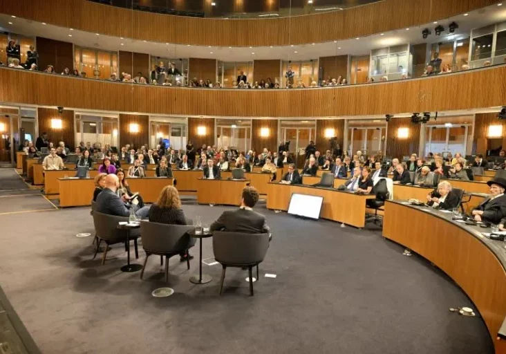 Der Antisemitismus hat mit der Attacke der Hamas auf Israel am 7. Oktober 2023 deutlich zugenommen, erklärten die Gäste bei der Verleihung des Simon-Wiesenthal-Preises 2023 diese Woche im Parlament in Wien. Foto: Parlament/Zinner