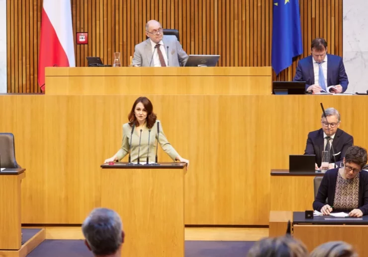 Mit den Entlastungsmaßnahmen befindet sich Österreich im europäischen Spitzenfeld. Corinna Scharzenberger wies die Kritik der Neos zurück Foto: Parlamentsdirektion/Thomas Topf