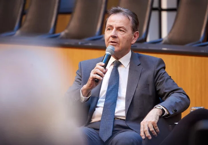 ÖVP-Volksgruppensprecher Niki Berlakovich nahm an der Roma-Gedenkveranstaltung im Parlament teil. Antiziganismus und Diskriminierung von Romnja und Roma und Sintizze und Sinti dürfen in Europa keinen Platz haben." Foto: Parlamentsdirektion/Thomas Topf