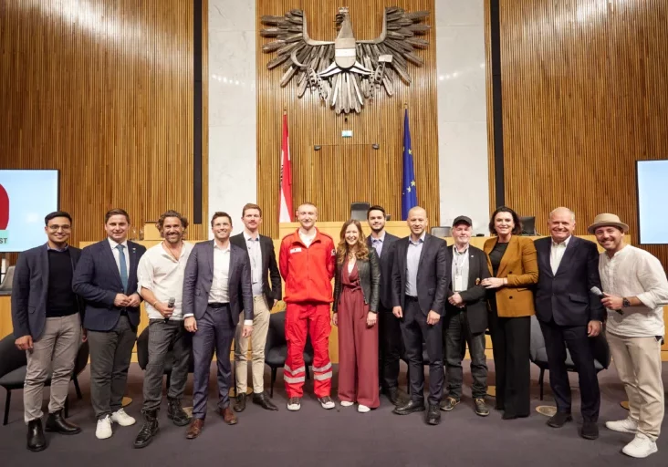 Ehemalige Zivildiener, aktive, Einrichtungen und die Politik würdigten beim Festakt "50 Jahre Zivildienst" die Erfolge des Zivildienstes in Österreich. Foto: Parlamentsdirektion/Thomas Topf