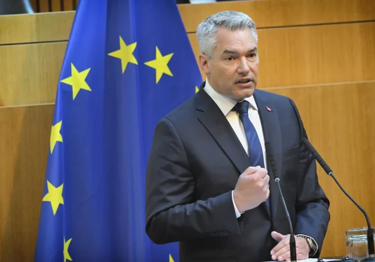 Europa sei gefordert wie noch nie Haltung zu zeigen. Karl Nehammer beim Festakt anlässlich des diesjährigen Europatages. Foto: Parlamentsdirektion/Johannes Zinner