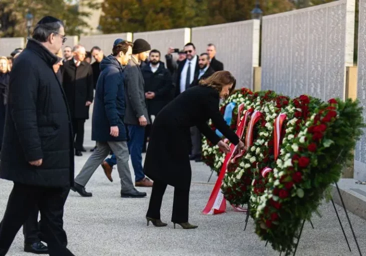 An der Shoa Namensmauer im Ostarrichipark wurden im Gedenken an die Novemberpogrome von der IKG, Parlamentsvertretern, sowie Vertretern der Regierung und der Stadt Wien Kränze niedergelegt. Österreich gedenkt jährlich der Pogrome. Im Bild Verfassungsministerin Karoline Edtstadler. Foto: BKA/Florian Schrötter