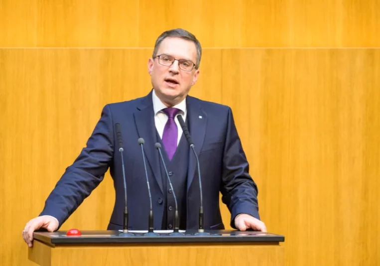 ÖVP-Klubobmann August Wöginger begründet Budgetkurs der Bundesregierung: Konsolidieren, reformieren, investieren. Foto: Parlament / Katie-Aileen Dempsey