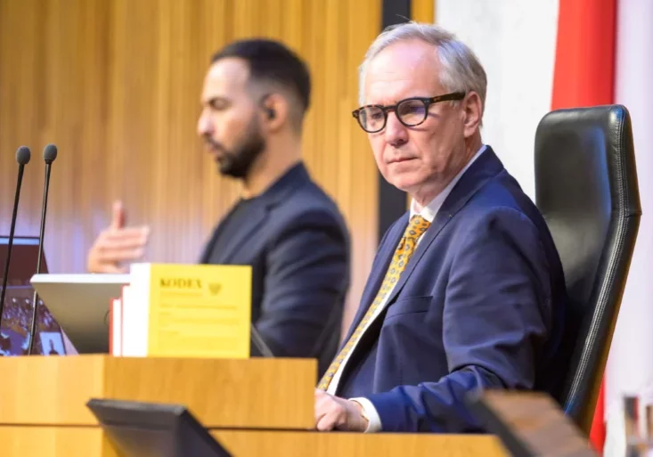 Die FPÖ muss sich klar und deutlich von rechtsextremen Kräften distanzieren, fordert etwa ÖVP-Verfassungssprecher Wolfgang Gerstl. Da dies fehlt, hat Nationalratspräsident Walter Rosenkranz (r.) das Vertrauen der ÖVP verloren, sagt deren Klubobmann Ernst Gödl. Foto: Parlamentsdirektion/Katie-Aileen Dempsey