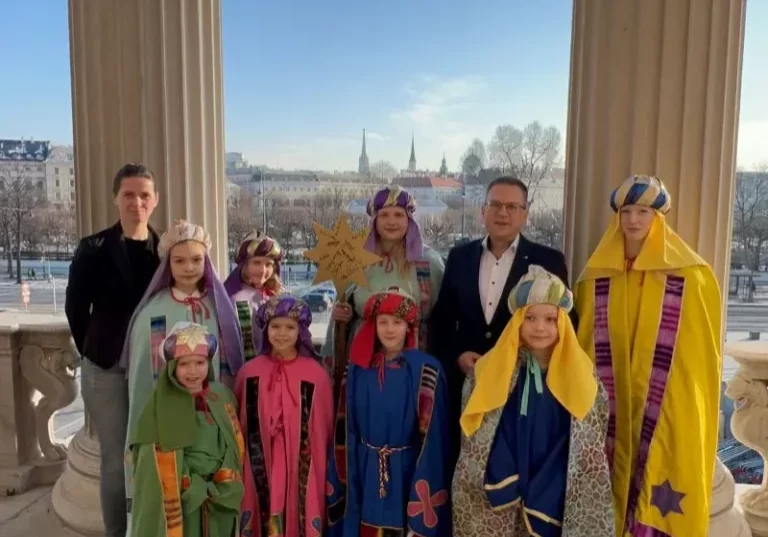 Traditioneller Besuch: Sternsinger der Katholischen Jugend bei ÖVP-Klubobmann August Wöginger im Parlament in Wien. Foto: ÖVP-Parlamentsklub