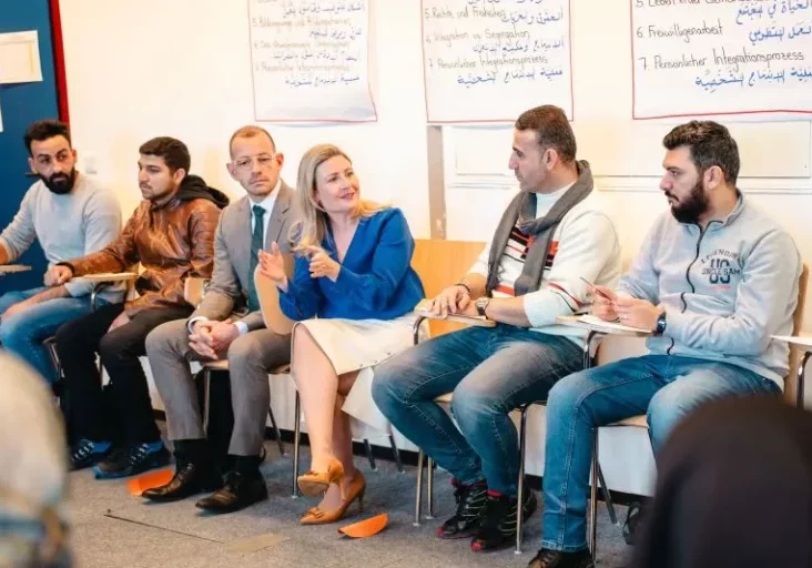 Flüchtlinge in Österreich: Integrationsministerin Susanne Raab im Gespräch mit den Teilnehmern eines der Werte- und Orientierungskurse des Österreichischen Integrationsfonds (ÖIF) in Wien. Foto: Olha/Soldatenko ÖIF
