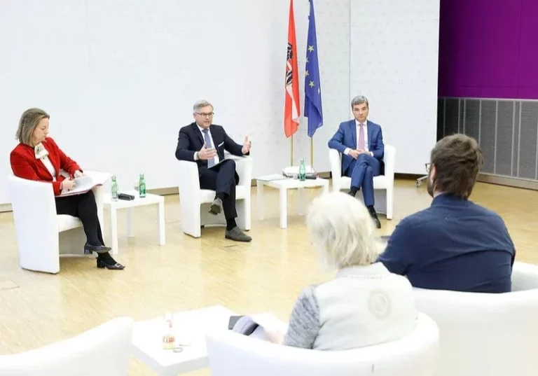Die Finanzierungshilfen des Bundes haben während der Corona-Pandemie mitbewirkt, Unternehmen und Arbeitsplätze zu erhalten: Finanzminister Magnus Brunner, Sektionschefin Angelika Schätz und Finanzprokuratur-Direktor Wolfgang Peschorn informierten über die nun fällige Auflösung der Covid-19-Finanzierungsagentur bis zum Jahresende 2024. Foto: Bka/Aigner