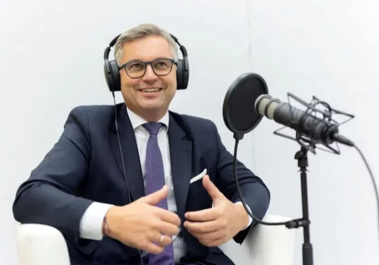 „Finance Friday“: Im Podcast des Finanzministeriums spricht Ressortchef Magnus Brunner anlässlich des Osterfestes über persönliche Themen, so auch den Glauben. Foto: BMF