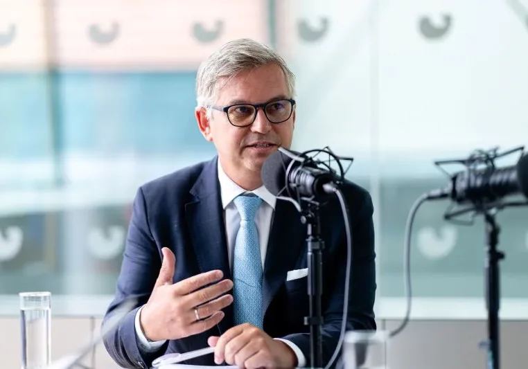 Mit der Abschaffung der Kalten Progression bleibt bei Löhnen und Gehältern mehr Netto vom Brutto. Wie das funktioniert, erläutert Finanzminister Magnus Brunner im Podcast „Finance Friday“. Foto: BMF