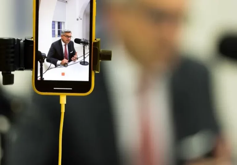 In "Finance Friday", dem Podcast des Finanzministeriums spricht Ressortchef Magnus Brunner mit dem für Finanzen zuständigen Bischof Benno Elbs. Foto: BKA