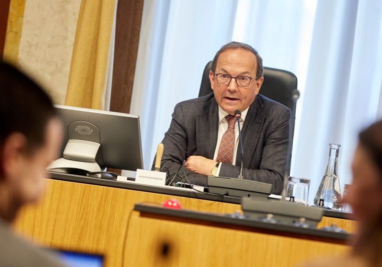 Der Salzburger Abgeordnete Peter Haubner wird von der ÖVP-Fraktion für die Wahl zum zweiten Präsidenten des Nationalrats vorgeschlagen (im Bild bei der Leitung des Wirtschaftsausschusses). Foto: Thomas Topf