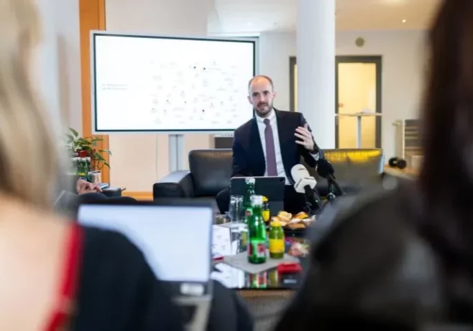 Daten und ihre Register werden verbunden, das erspart Bürgerinnen und Bürgern Amtswege, erklärte Digitalisierungs-Staatssekretär Florian Tursky bei der Präsentation der Datendrehscheibe dadeX. Foto: Christopher Dunker