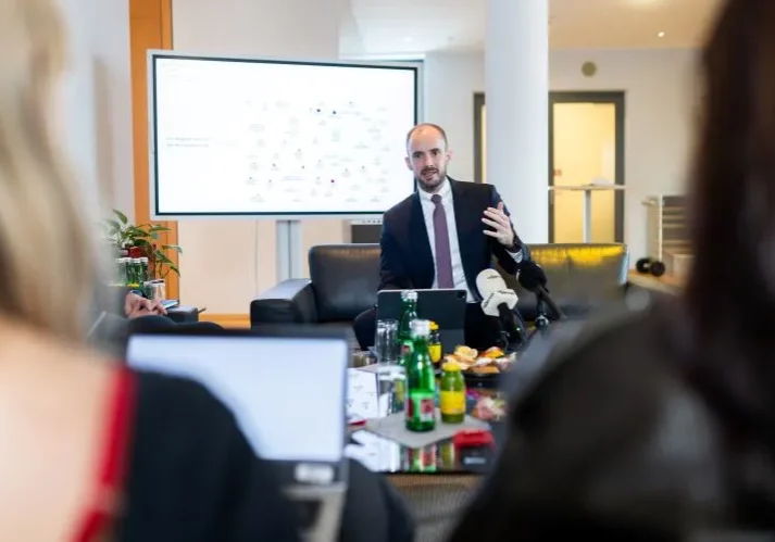 Daten und ihre Register werden verbunden, das erspart Bürgerinnen und Bürgern Amtswege, erklärte Digitalisierungs-Staatssekretär Florian Tursky bei der Präsentation der Datendrehscheibe dadeX. Foto: Christopher Dunker