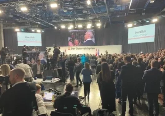 Karl Nehammer bekräftigte seine Ablehnung einer Koalition mit einer FPÖ unter Herbert Kickl. In der Pressestunde bezeichnete Nehammer den FPÖ-Obmann als „rechtsextrem“ und als „Sicherheitsrisiko für Österreich“. Bereits bei der Präsentation des Österreichplan (Bild) vorige Woche in Wels wurden Kicksl Aussagen kritisiert und als inakzeptabel zurückgewiesen. (Foto: ÖVP)