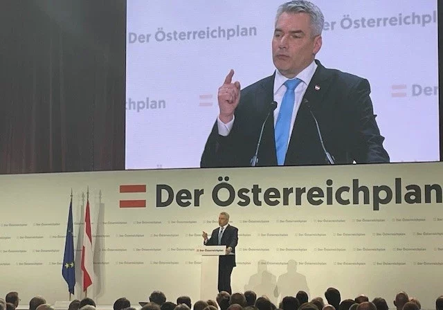 Bundeskanzler und ÖVP-Obmann Karl Nehammer präsentierte in Wels und in Anwesenheit vieler Minister den Österreichplan. Foto: Zur-Sache