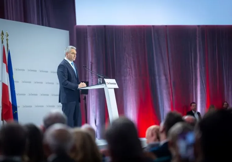 Die Wirtschaft reagiert positiv auf die konkreten Projekte und Ansagen Österreichplan von Bundeskanzler und ÖVP-Bundesparteiobmann Karl Nehammer. Den Österreichplan 2030 präsentierte Nehammer am 26. Jänner 2024 in Wels. Alle Fotos: ÖVP/Gruber