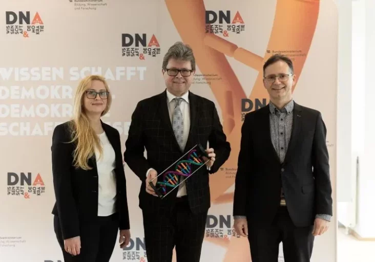 Wissenschaft vermitteln und Demokratie stärken ist das Ziel der neuen Plattform www.dnaustria.at. Präsentation mit Bildungs- und Wissenschaftsminister Martin Polaschek. Brigitta Schultze-Bernhardt (l.): Ohne Einsteins Relativitätstheorie gäbe es keine Ortung via Satellit; Manfred Hofbauer: Von Bienen für die Kameras und von Katzen für die Autos lernen. Foto: BKA / Tarek Wilde