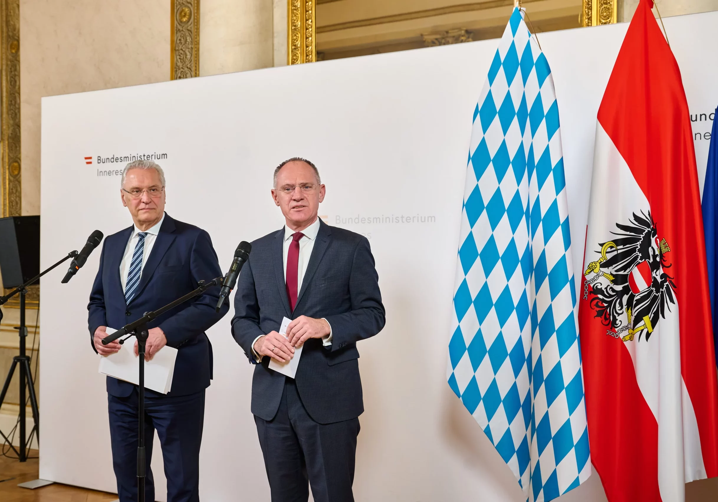 Mehr als 1000 Schlepper wurden 2023 in Österreich und in Bayern festgenommen. Die Grenzkontrollen wegen illegaler Migration bleiben aufrecht, sagten die Innenminister Joachim Herrmann und Gerhard Karner nach ihrem Arbeitsgespräch in Wien. Foto: BMI/Karl Schober